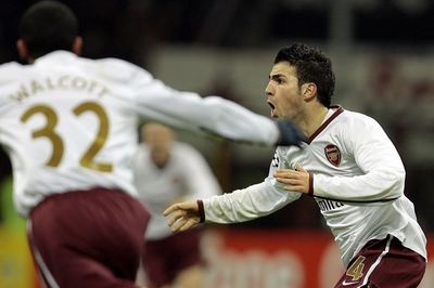 Cesc Fabregas slaví svůj gól do sítě AC Milán.