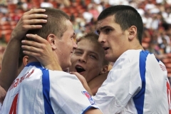 Zprava se radují Martin Fenin, Tomáš Mičola a Ondřej Mazuch