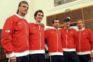 Davis Cup. Zleva: Tren&eacute;r Navr&aacute;til, Hernych, &Scaron;těp&aacute;nek, Berdych, Dlouh&yacute;.
