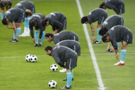 Turci se na ženevském stadionu připravují na zápas s Českem.