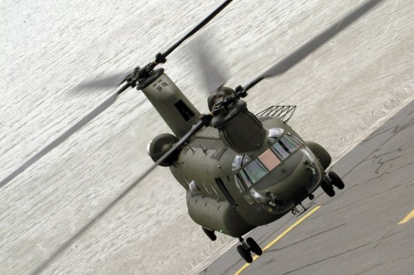 CH-47 startuje z letadlové lodi.