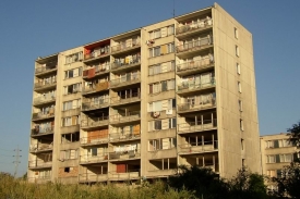 Obyvatelé Chanova dluží městu na nájemném 80 milionů korun. Obyvatelé Chanova dluží městu na nájemném 80 milionů korun.