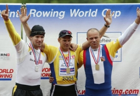 V&aacute;clav Chalupa (vpravo) se raduje ze třet&iacute;ho m&iacute;sta, světov&yacute; poh&aacute;r 04.