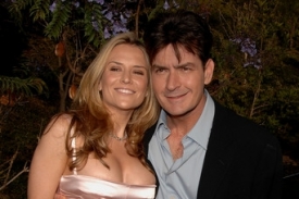 Charlie Sheen čeká s manželkou Brooke Muellerovou.