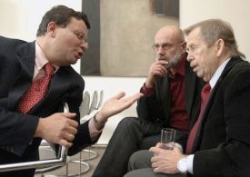 Zleva vicepremiér Alexandr Vondra, bývalý ministr vnitra a politik Jan Ruml a bývalý prezident Václav Havel na setkání někdejších mluvčích Charty 77, které se konalo 11. září při příležitosti vydání publikace Charta 77