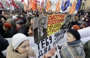 Demonstrantky s transparentem, kter&yacute; vl&aacute;du označuje za podvodn&iacute;ky.