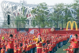 Č&iacute;n&scaron;t&iacute; pracovn&iacute;ci McDonalds. V pozad&iacute; stadion Ptač&iacute; hn&iacute;zdo.