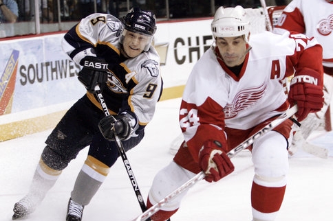 V levo: obránce Chris Chelios (24) z detroitských Red Wings a levé křídlo Paul Kariya (9) z nashvilleských Predators (v pravo)