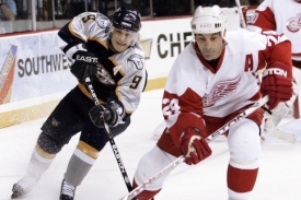 V levo: obránce Chris Chelios (24) z detroitských Red Wings a levé křídlo Paul Kariya (9) z nashvilleských Predators (v pravo)