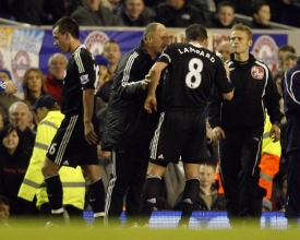 Chelsea má jinou taktiku: nakupovat, nakupovat, nakupovat.