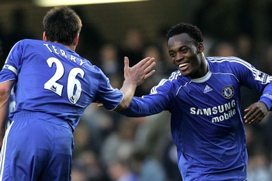Fotbalisté Chelsea John Terry (vlevo) a Michael Essien