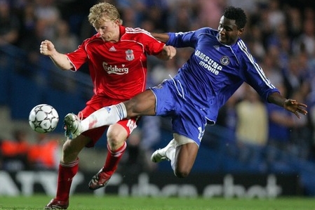 Takto si v prvním zápase vyšlápl Obi Mikel z Chelsea na liverpoolského Dirka Kuijta