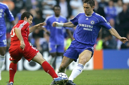 Javier Mascherano z Liverpoolu (v červeném dresu) vypichuje míč Franku Lampardovi. Javier Mascherano z Liverpoolu (v červeném dresu) vypichuje míč Franku Lampardovi.