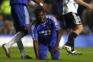 Záložník Chelsea Michael Essien na kolenou 