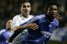 John Obi Mikel z Chelsea (vpředu) a Tim Cahill z Evertonu.