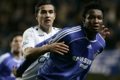 John Obi Mikel z Chelsea (vpředu) a Tim Cahill z Evertonu.