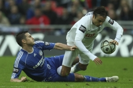 Lampard (vlevo) fauluje Berbatova ve fin&aacute;le Ligov&eacute;ho poh&aacute;ru.