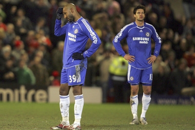 Překvapení fotbalisté Chelsea Ballack (vpravo) a Anelka.