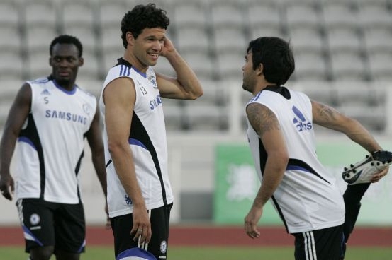 Michael Ballack (uprostřed), Deco (vpravo) a Michael Essien z Chelsea.
