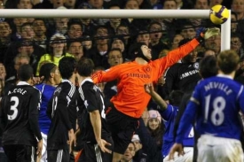 Brank&aacute;ř Chlesea Petr Čech zasahuje v utk&aacute;n&iacute; s Evrtonem.