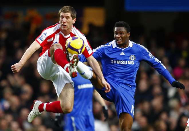 John Obi Mikel (vpravo) měl s Richardem Cresswellem velké problémy.