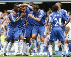 Hr&aacute;či Chelsea se raduj&iacute; z branky Claudia Pizarra