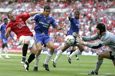 V boji o Anglický Superpohár uspěl Manchester United, Chelsea v brance s Petrem Čechem (vpravo) nezvládla penaltový rozstřel.