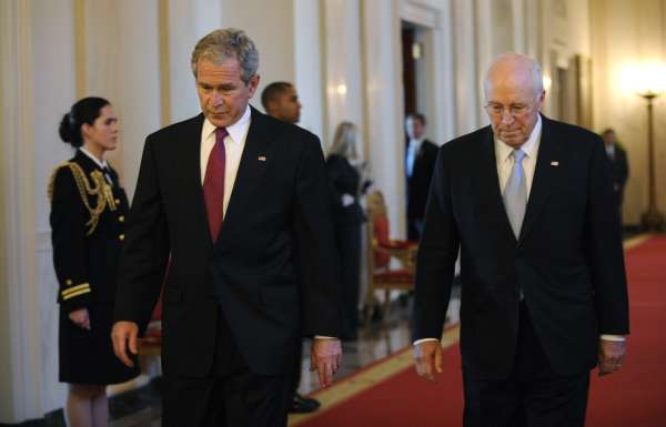 Prezident Bush a jeho vice (vpravo) 8. října 2008 v Bílém domě.