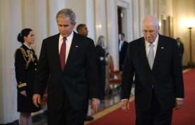 Prezident Bush a jeho vice (vpravo) 8. října 2008 v Bílém domě.