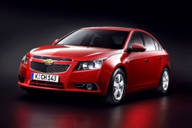 Chevrolet Cruze se popere o zákazníky střední třídy.