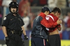 Policisté byli už na hřišti, největší práci však měli před stadionem