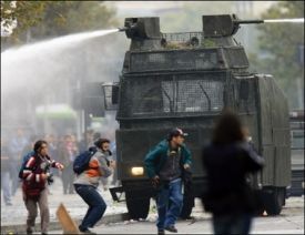 Policenjí vodní dělo v ulicích Santiaga de Chile