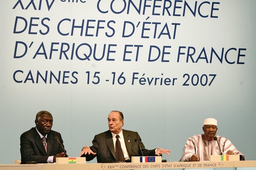 Francouzský prezident Jacques Chirak (uprostřed) hovoří během tiskové konference po summitu v Cannes s prezidentem Ghany Johnem Agyekumem Kufuorem (vlevo) a prezidentem Mali Amadouem Toumaniem Toureem.
