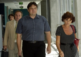 Otec poškozeného chlapce Jan Mihalíček (uprostřed) s advokátkou