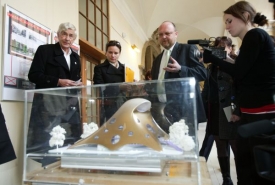 Vláda dnes oficiálně přiznala: Kaplického model je u ledu.