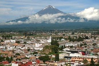 Cholula, nejstarší město Mexika, se sopkou Popocatepetl Cholula, nejstarší město Mexika, se sopkou Popocatepetl