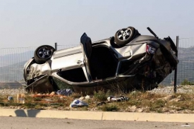 Auto bylo po n&aacute;razu zcela zdemolovan&eacute;.