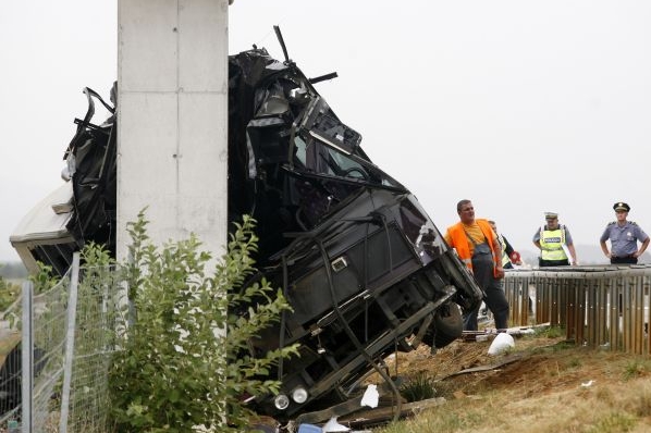 Havarovaný autobus na betonovém piliři nadjetzu.