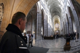 V den předání katedrály státu hlídala chrám policie.