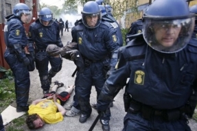 Sr&aacute;žky s polici&iacute; v Christianii v květnu 2007.