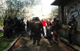 Policist&eacute; prohled&aacute;vaj&iacute; fanou&scaron;ky Brna.