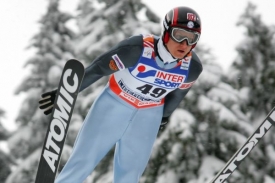 Sdružen&aacute;ř Pavel Churav&yacute; při sv&eacute;m skoku na je&scaron;tědsk&eacute;m můstku.