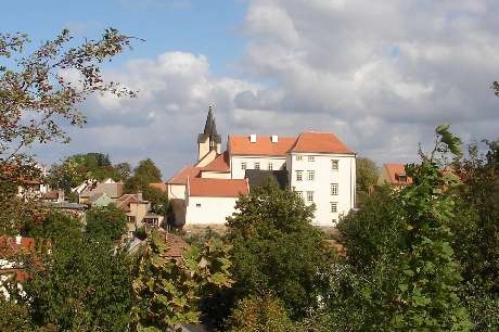 Čerstvě zrekonstruovaný Chvalský zámek je opět přístupný veřejnosti. Čerstvě zrekonstruovaný Chvalský zámek je opět přístupný veřejnosti.