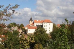 Čerstvě zrekonstruovaný Chvalský zámek je opět přístupný veřejnosti.