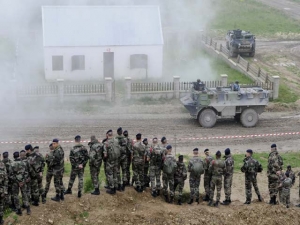 Francouzská armáda cvičí boj ve městě.