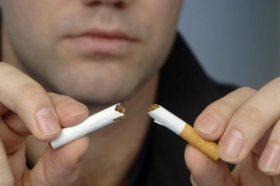 Darované potraviny, nebo z vlastní kapsy koupené cigarety? Těžká volba.