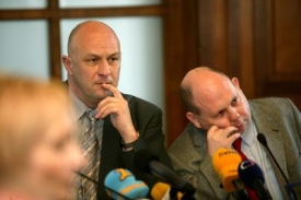 Ministr Jul&iacute;nek a jeho mluvč&iacute; Cikrt.