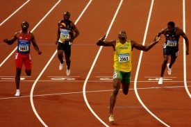 Z&aacute;věr běhu fin&aacute;le na 200m, vlevo dob&iacute;haj&iacute;c&iacute; Churandy Martina.