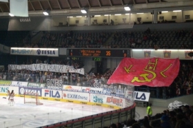 Transparent fanoušků Sparty v narážce na Karlovy Vary a KHL.