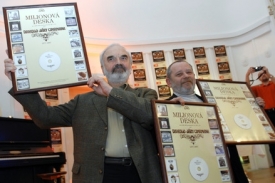 Zdeněk Svěrák s Václavem Kotkem prezentují ocenění Milionová deska
